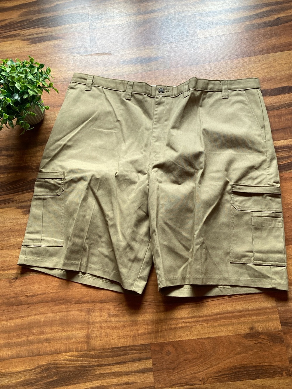 Men’s Dickies Size 50 khaki cargo shorts NEW